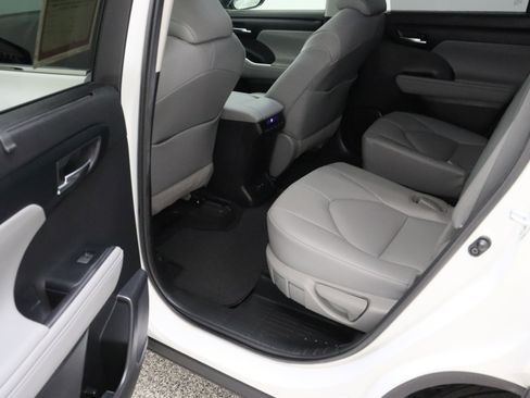 Certified 2021 Toyota Highlander XLE image 29