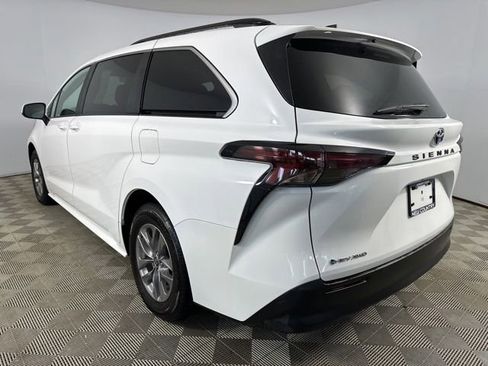 Used 2025 Toyota Sienna LE AWD/4WD image 5