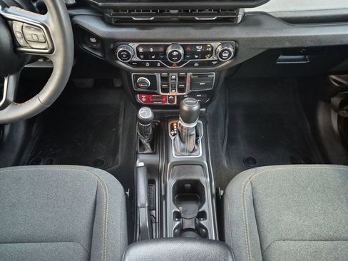 Used 2024 Jeep Gladiator Sport AWD/4WD image 13