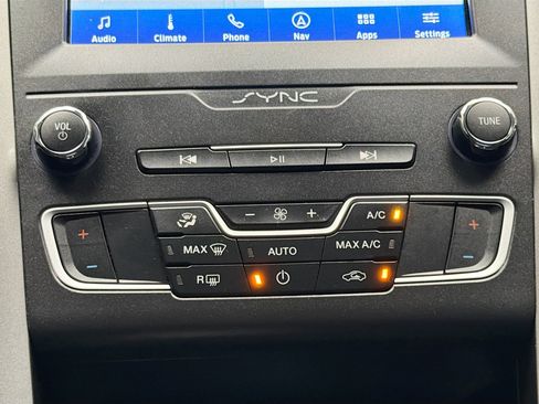 Used 2020 Ford Fusion SE image 11