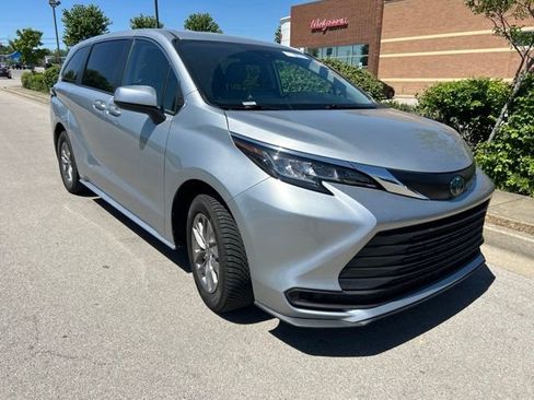 Used 2023 Toyota Sienna LE FWD image 2
