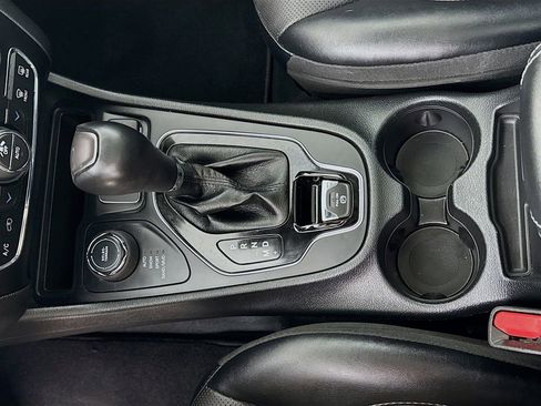 Certified 2022 Jeep Cherokee Limited AWD/4WD image 17