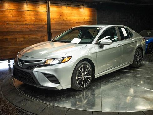 Used 2020 Toyota Camry SE w/ Carpet Mat Package FWD image 2