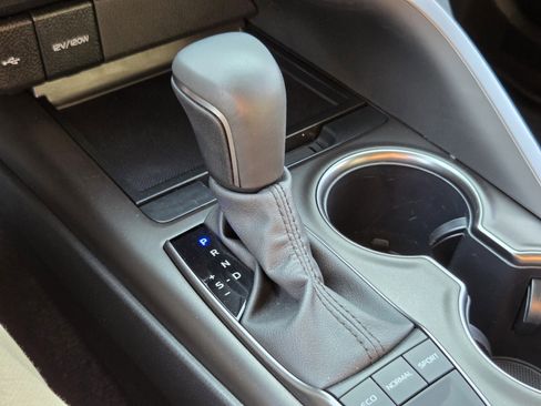 Used 2024 Toyota Camry SE image 17