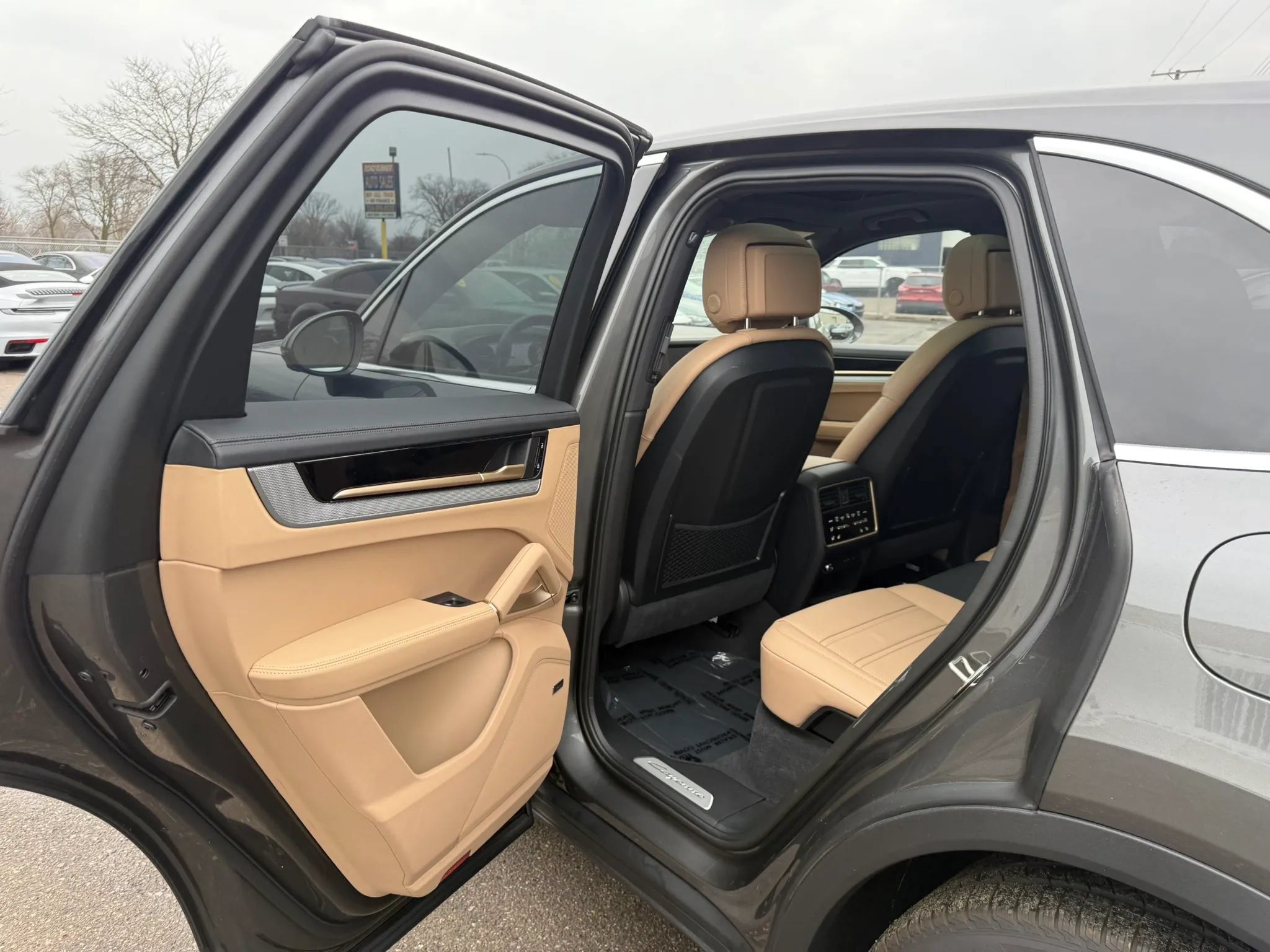 Used 2025 Porsche Cayenne E-Hybrid w/ Premium Package Plus AWD/4WD image 27