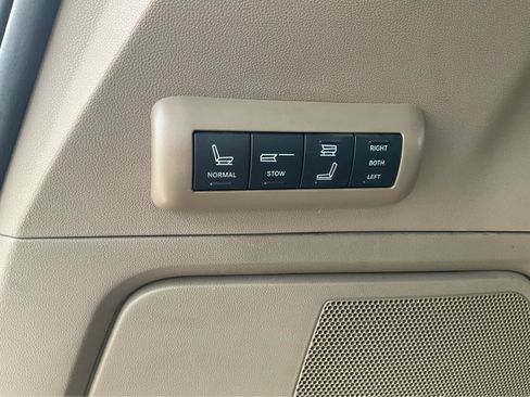 Used 2011 Chrysler Town & Country Limited FWD image 28