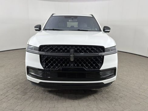 Used 2025 Lincoln Navigator L Reserve w/ Jet Appearance Package AWD/4WD image 2