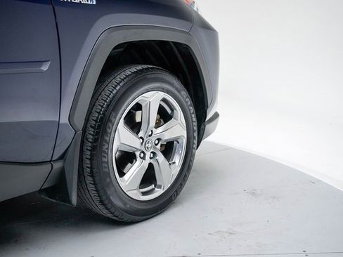 Used 2021 Toyota RAV4 XLE Premium image 11