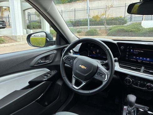 Used 2025 Chevrolet Trax LT w/ LT Convenience Package image 33