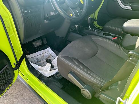 Used 2016 Jeep Wrangler Unlimited Rubicon w/ Connectivity Group image 10