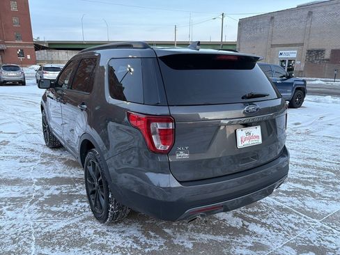 Used 2017 Ford Explorer XLT w/ XLT Appearance Package image 5