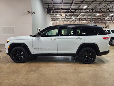 Used 2024 Jeep Grand Cherokee L Limited w/ Black Appearance Package AWD/4WD image 7
