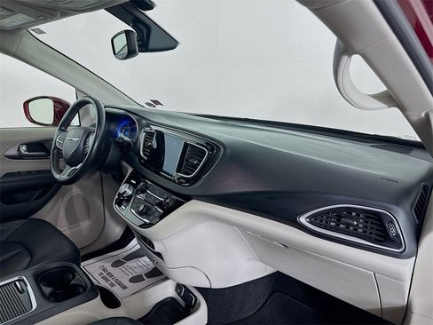 Used 2020 Chrysler Pacifica Touring-L Plus image 31