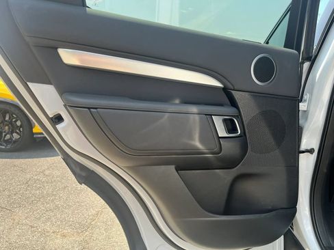 Used 2020 Land Rover Discovery Landmark AWD/4WD image 19