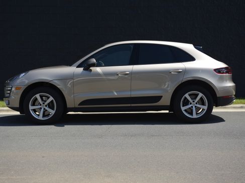 Certified 2018 Porsche Macan AWD/4WD image 43