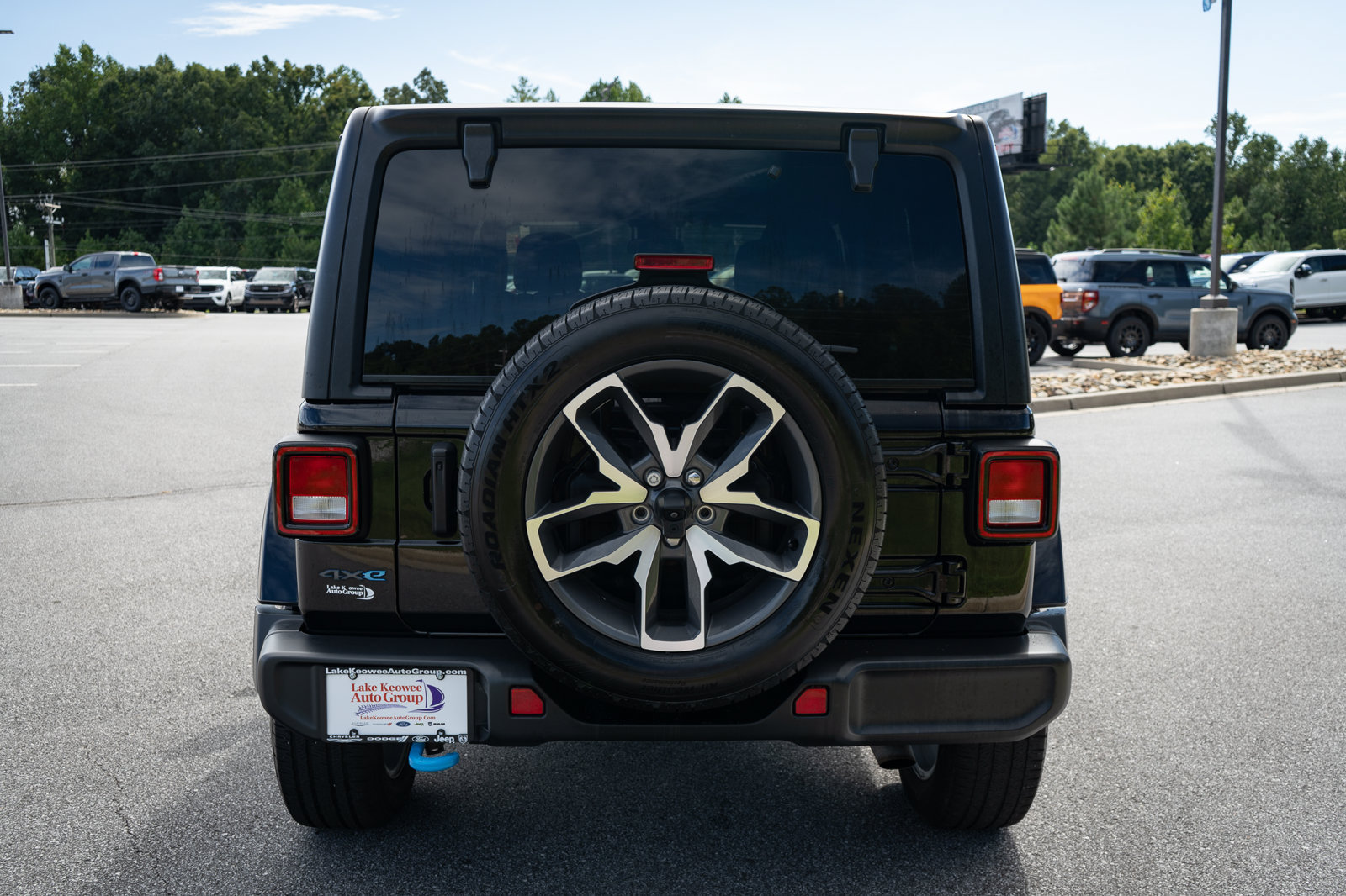 Used 2024 Jeep Wrangler Unlimited w/ Convenience Group AWD/4WD image 8
