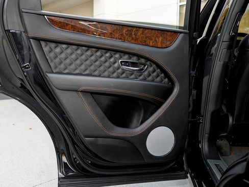 Used 2022 Bentley Bentayga image 19