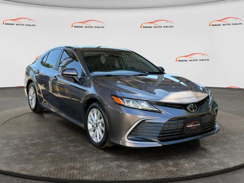Used 2021 Toyota Camry LE FWD image 5