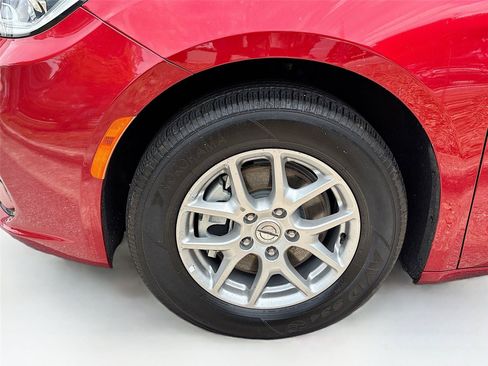 Used 2025 Chrysler Pacifica Select FWD image 32