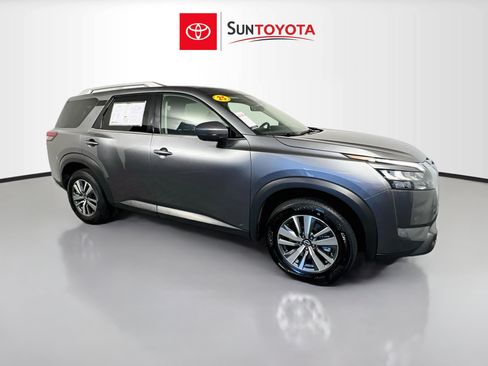 Used 2025 Nissan Pathfinder SL FWD image 1