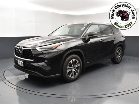 Used 2022 Toyota Highlander XLE image 3