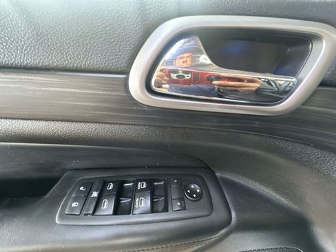 Used 2019 Jeep Grand Cherokee Laredo image 15