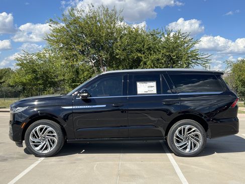 New 2025 Lincoln Navigator Reserve image 4