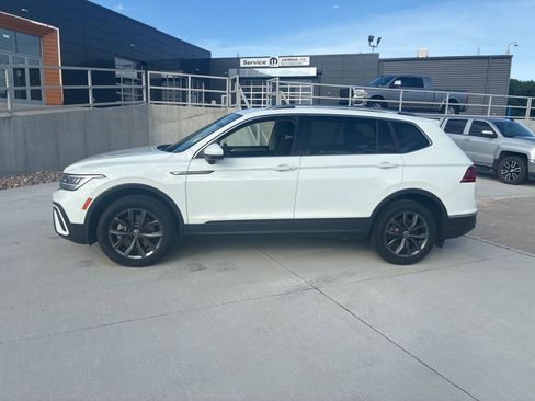 Used 2022 Volkswagen Tiguan SE w/ Panoramic Sunroof Package AWD/4WD image 2