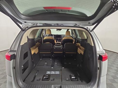 Used 2024 Kia Carnival EX FWD image 30