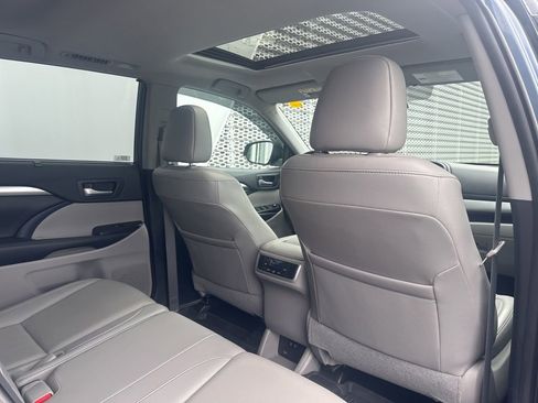 Used 2019 Toyota Highlander XLE AWD/4WD image 35