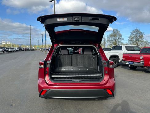 Used 2020 Toyota Highlander LE AWD/4WD image 11