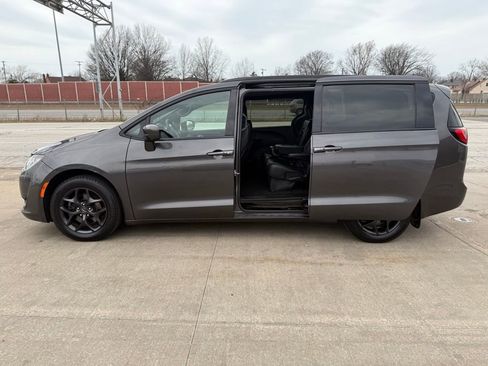 Used 2020 Chrysler Pacifica Touring-L w/ Advanced Safetytec Group FWD image 17