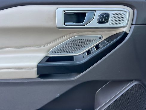 Used 2020 Ford Explorer Platinum w/ Premium Technology Package image 11