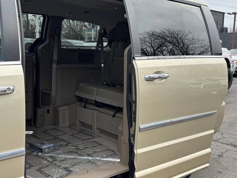 Used 2012 Chrysler Town & Country Touring-L w/ Trailer Tow Group image 14