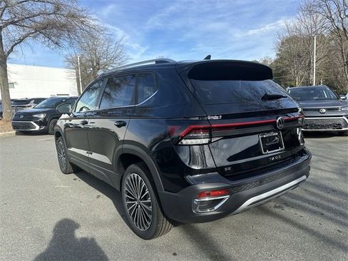 New 2026 Volkswagen Taos SE image 3