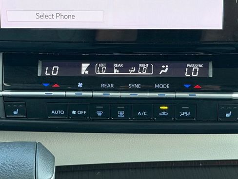 Used 2023 Toyota Sienna XLE FWD image 25