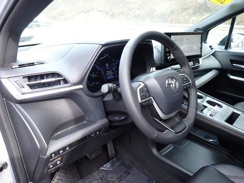 Certified 2026 Toyota Sienna XLE Woodland Edition image 15