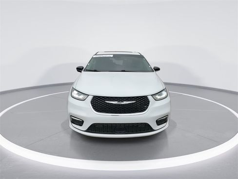 Used 2024 Chrysler Pacifica Limited w/ Uconnect Theater Family Group image 3