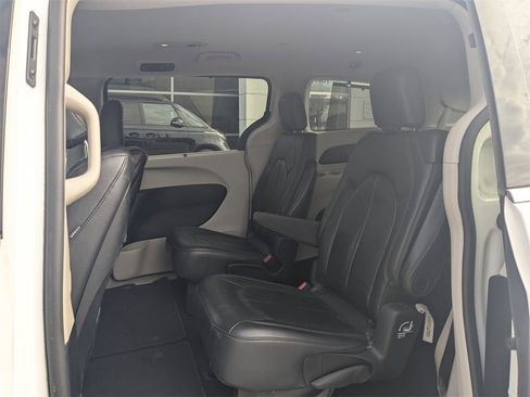 Used 2017 Chrysler Pacifica Touring-L Plus image 3