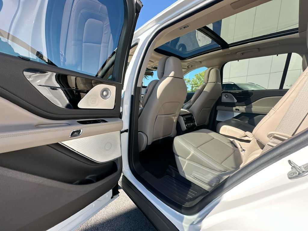 Used 2022 Lincoln Aviator Reserve w/ Equipment Group 201A AWD/4WD image 17