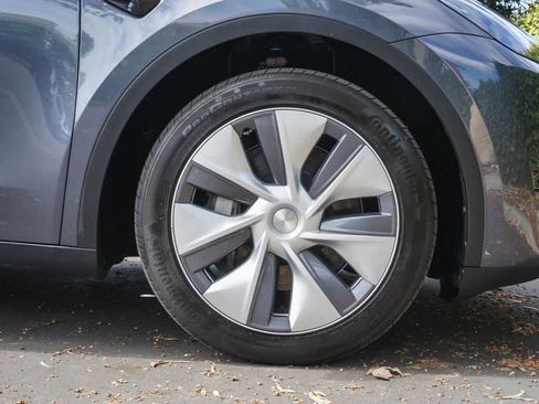 Used 2023 Tesla Model Y 2WD image 10