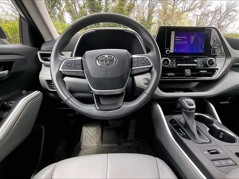 Used 2023 Toyota Highlander XLE AWD/4WD image 6