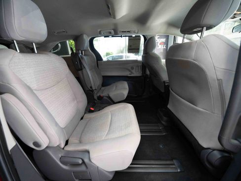 Used 2021 Toyota Sienna LE AWD/4WD image 25