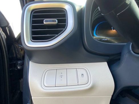 Used 2025 Hyundai Venue Limited FWD image 11