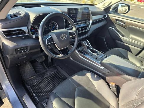 Used 2021 Toyota Highlander Platinum AWD/4WD image 2