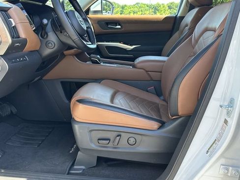 Certified 2025 Nissan Pathfinder Platinum FWD image 11