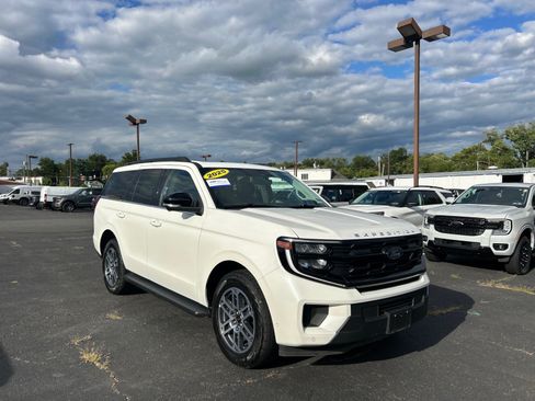 Certified 2025 Ford Expedition Active AWD/4WD image 28