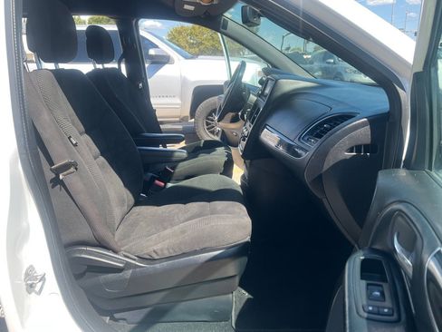 Used 2020 Dodge Grand Caravan SE FWD image 14