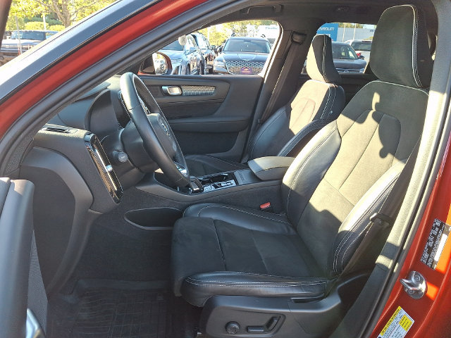 Used 2022 Volvo XC40 T5 R-Design w/ Climate Package AWD/4WD image 2