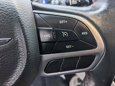 Used 2018 Chrysler Pacifica Touring-L image 13